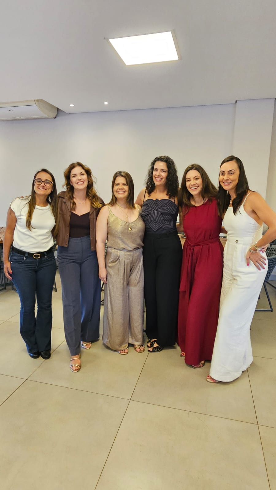 Duas mulheres se abraçando durante um encontro